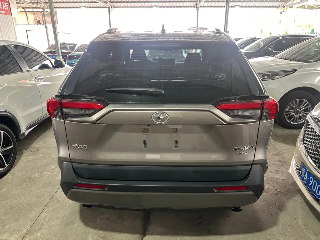 Toyota RAV4 2020 — фото 15