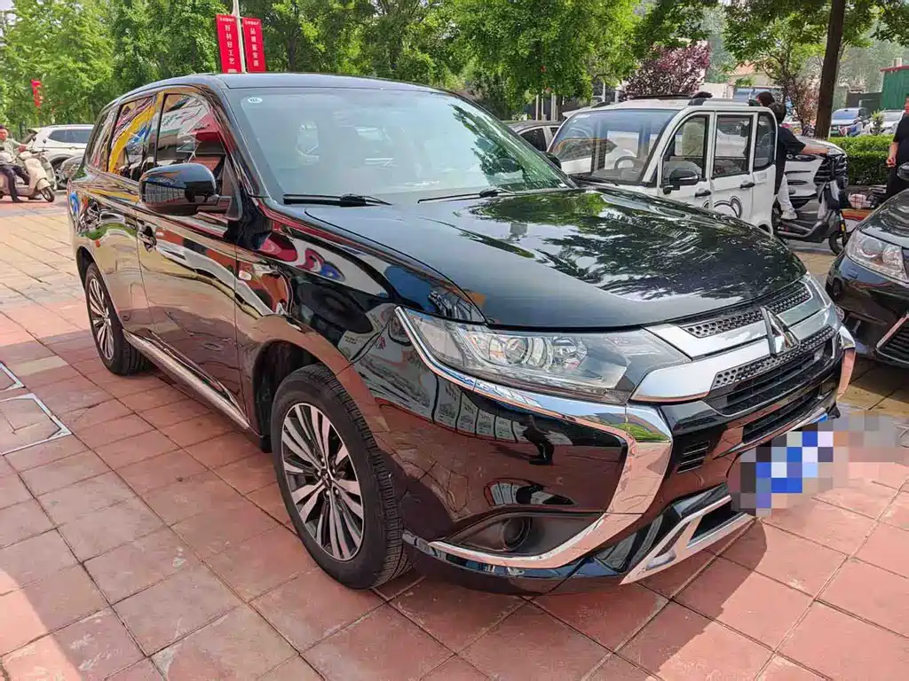 Mitsubishi Outlander 2021 — фото 2