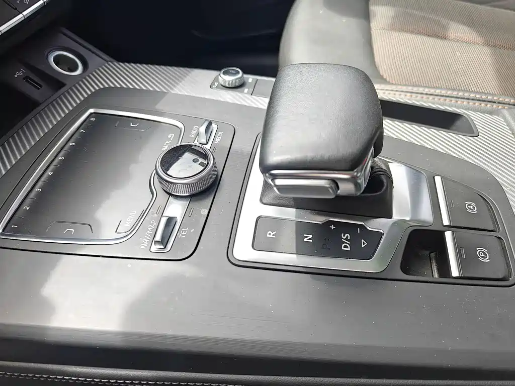 Audi Q5L 2018 — фото 13