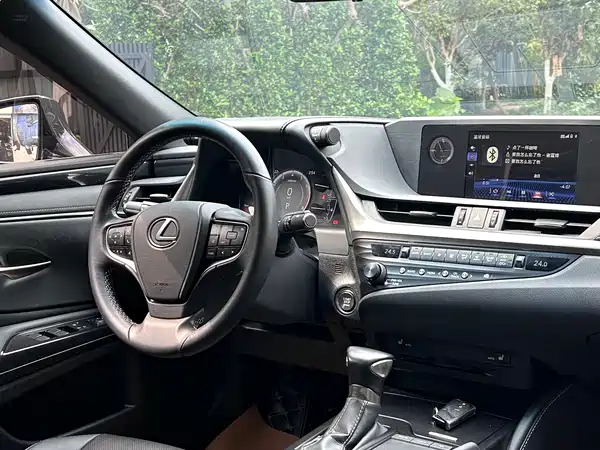 Lexus ES 2020
