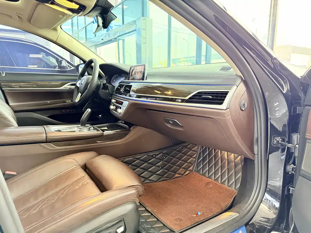 BMW 7 Series 2020 — фото 9
