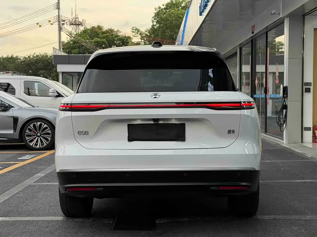 NIO ES8 2025