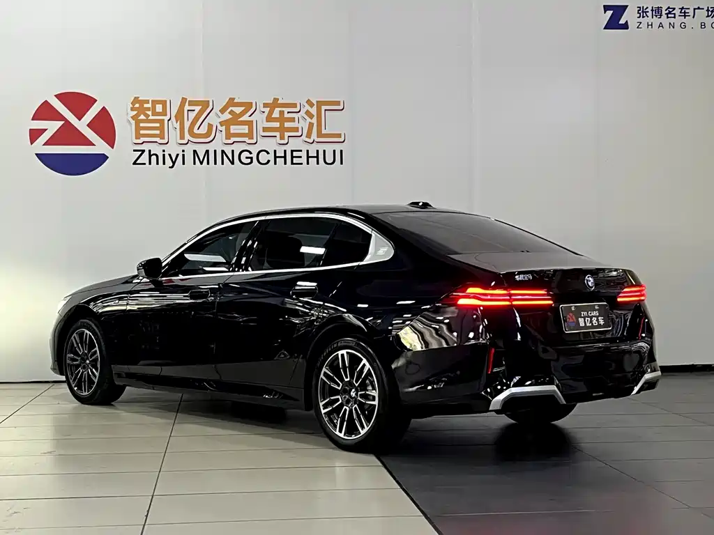 BMW 5 Series 2025 — фото 11