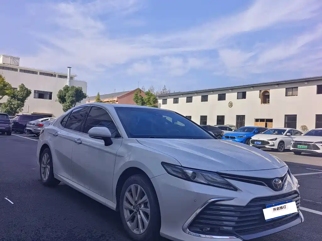 Toyota Camry 2022 — фото 2