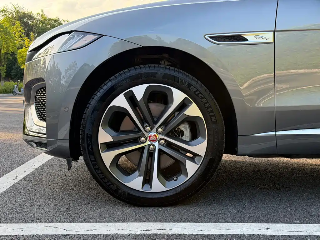 Jaguar F-PACE 2021 — фото 17