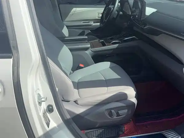 Toyota Granvia 2023