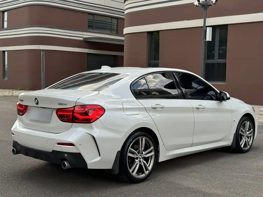 BMW 1 Series 2019 — фото 13