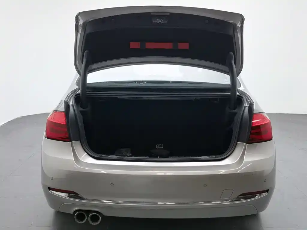 BMW 3 Series 2018 — фото 16