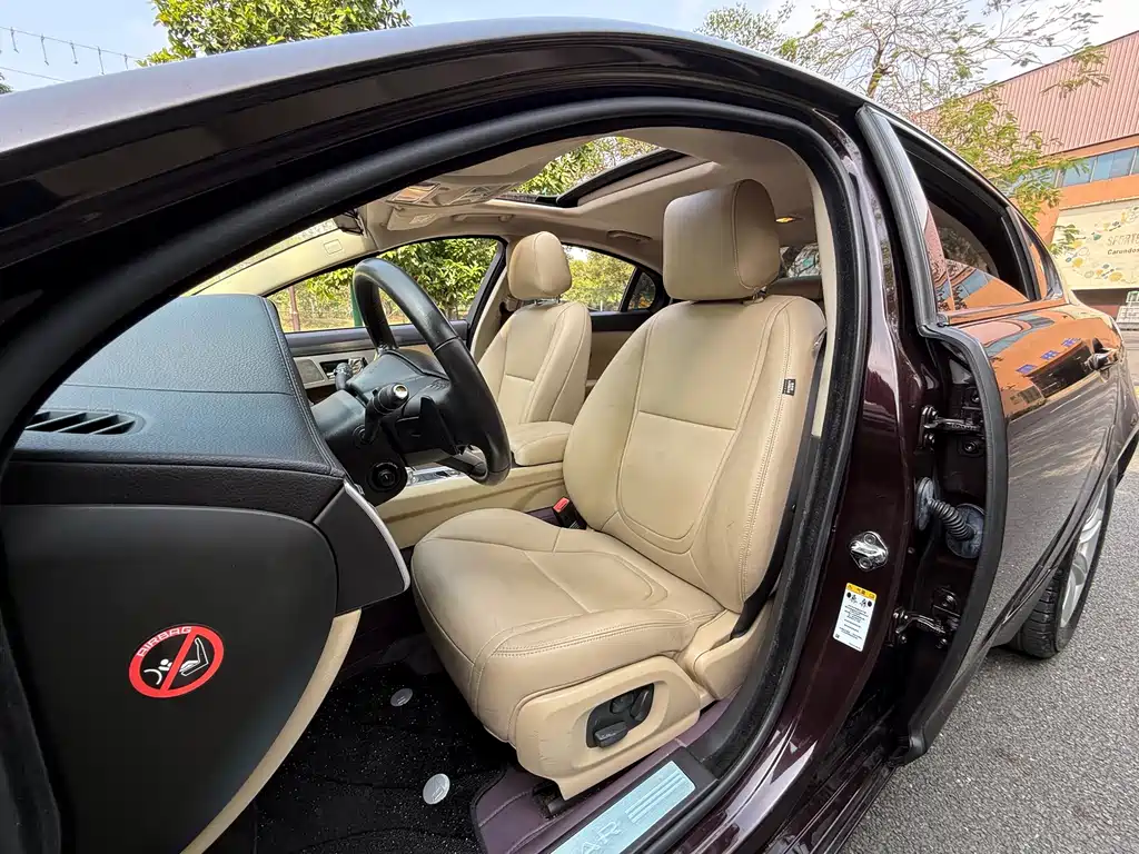 Jaguar XF 2015 — фото 10