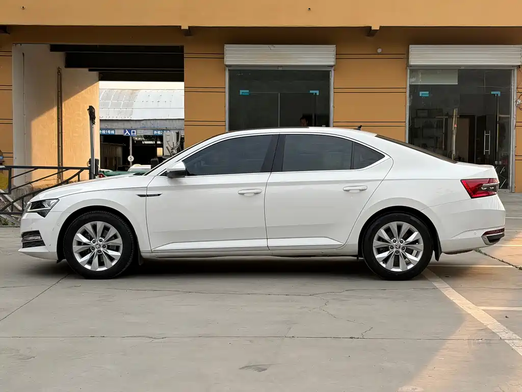 Skoda Superb 2021 — фото 16
