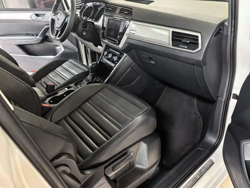 Volkswagen Touran 2018 — фото 10