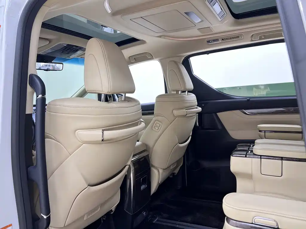Toyota Alphard 2022 — фото 12
