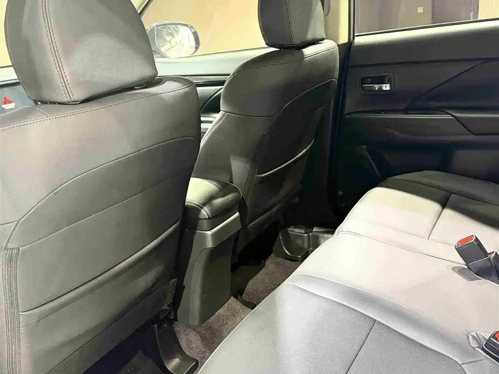 Mitsubishi Outlander 2022 — фото 10