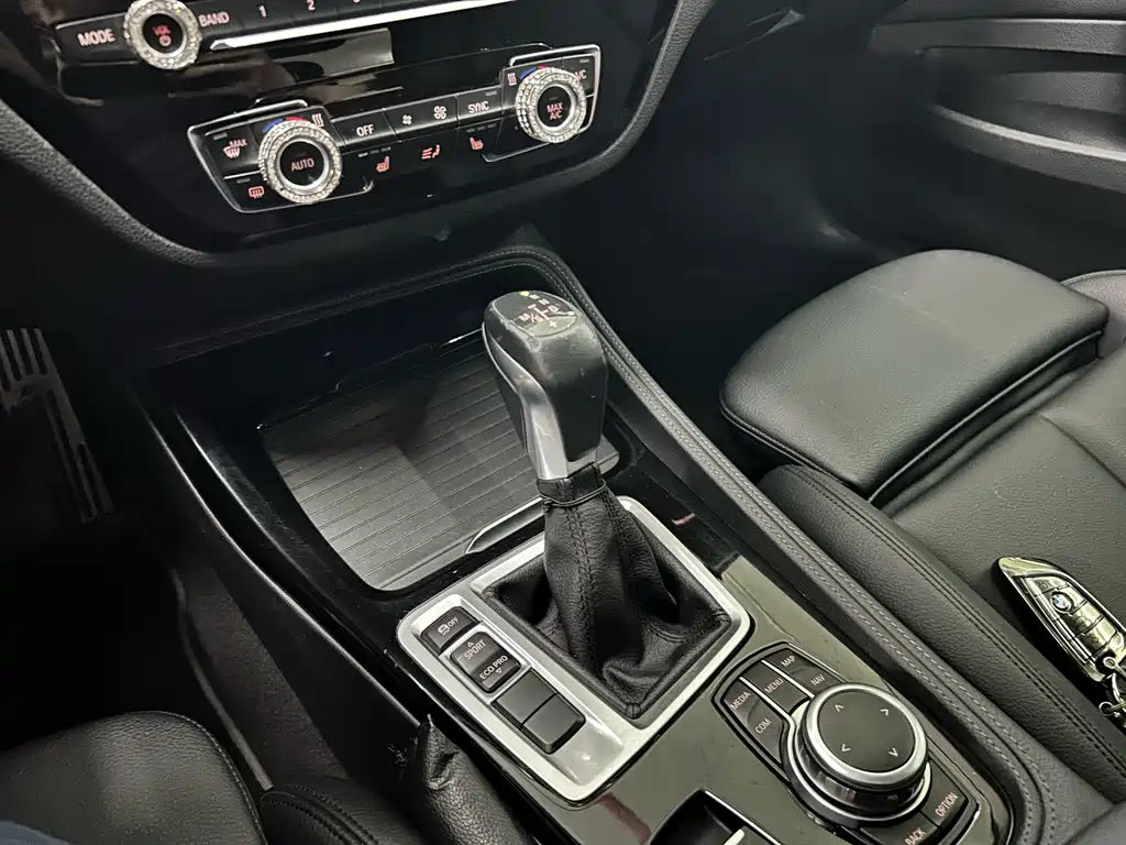 BMW 1 Series 2019 — фото 13