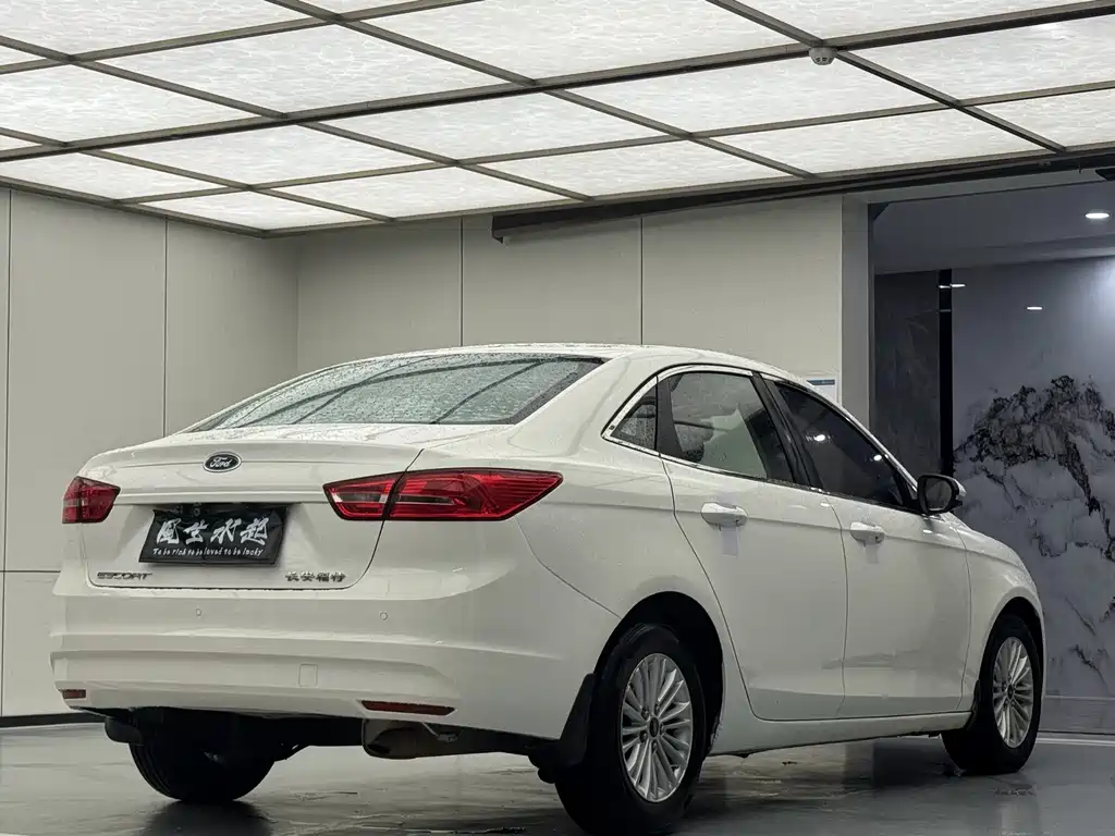 Ford Escort 2015 — фото 17