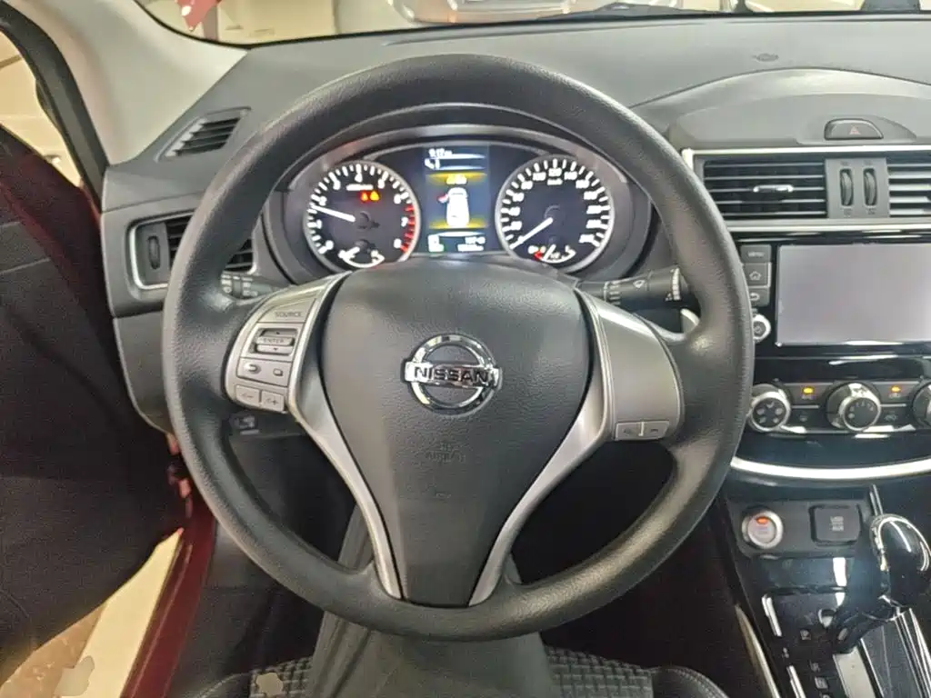 Nissan Tiida 2017 — фото 11