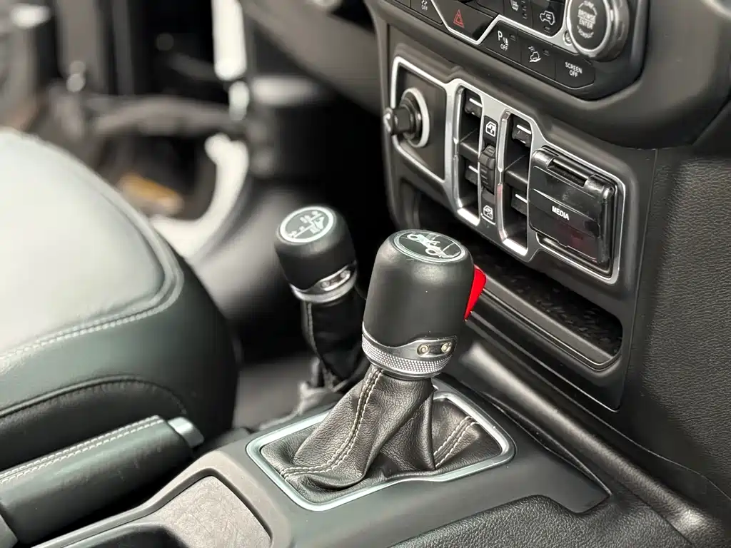 Jeep Wrangler 2019 — фото 16