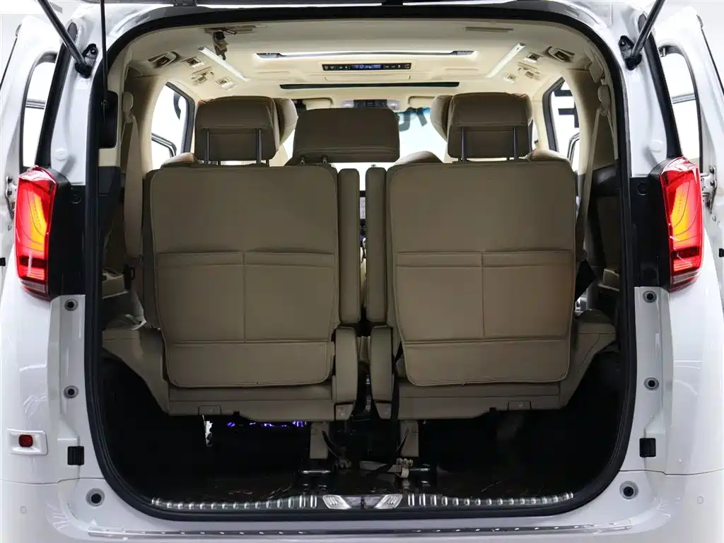 Toyota Alphard 2023 — фото 12