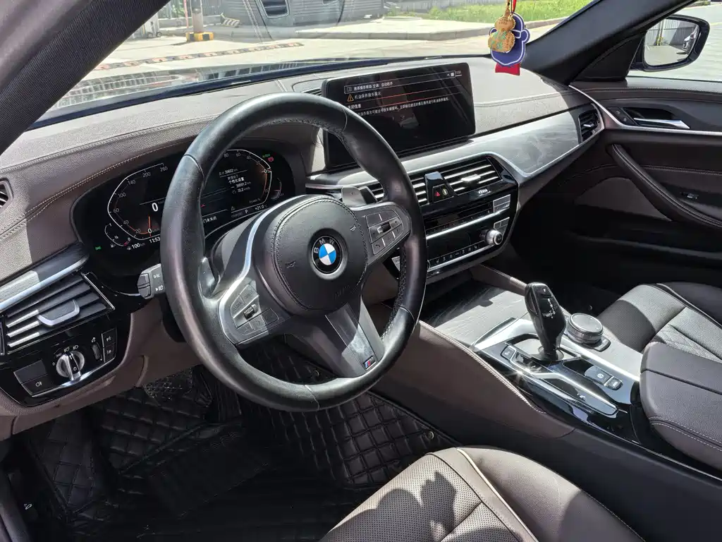 BMW 5 Series 2023 — фото 10
