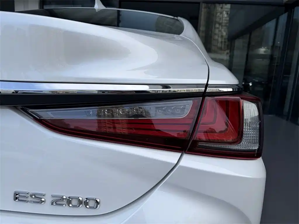 Lexus ES 2019 — фото 12