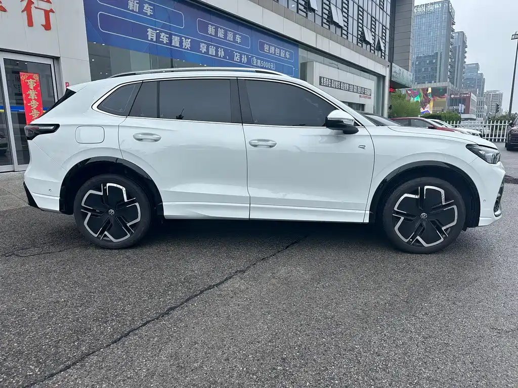 Volkswagen Tiguan L 2024 — фото 4