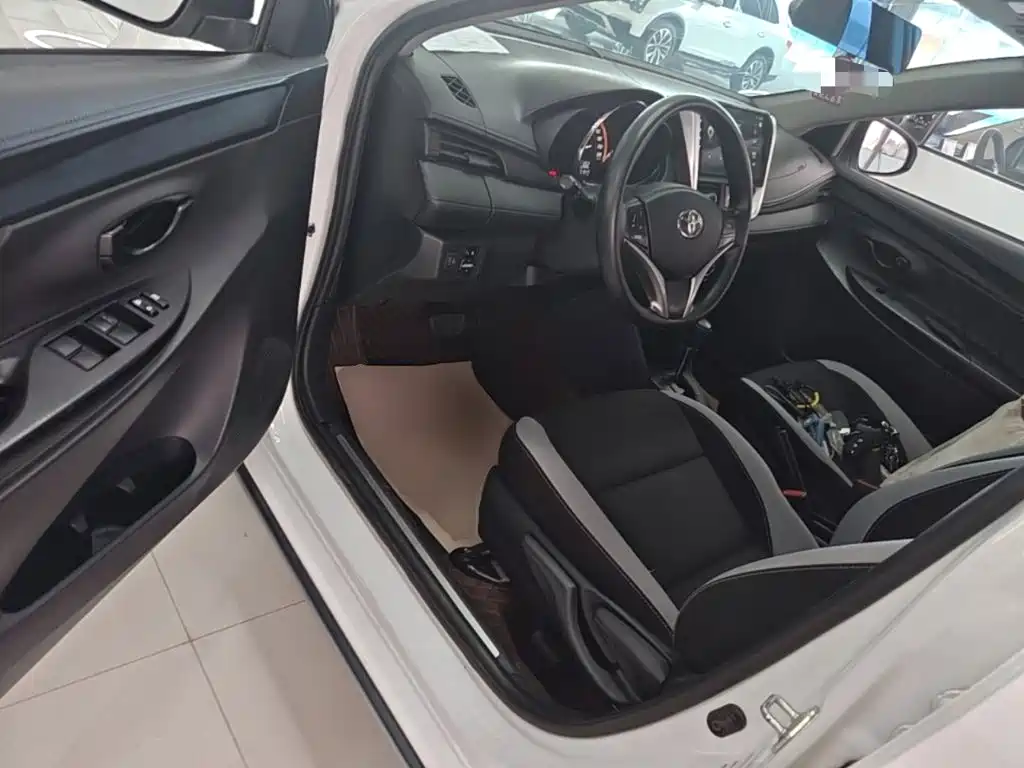 Toyota Yaris L 2022 — фото 16