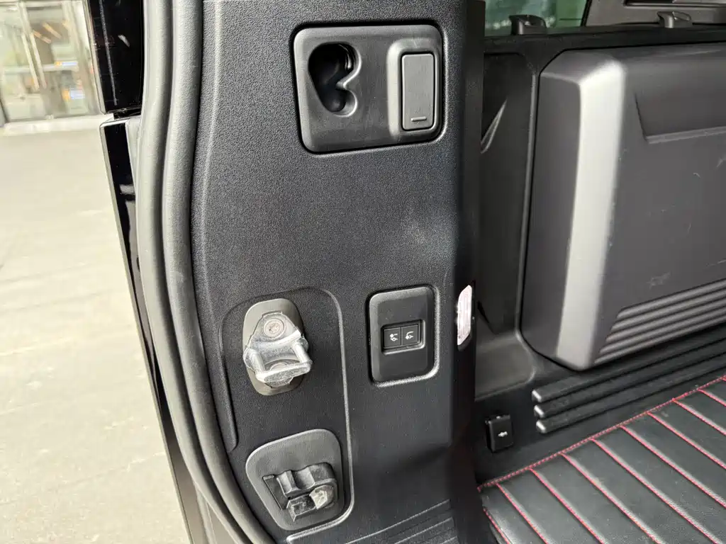 Land Rover Defender 2021 — фото 18
