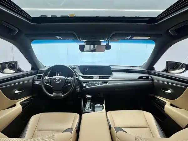 Lexus ES 2020