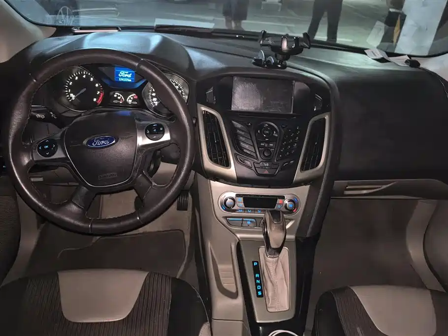 Ford Focus 2014 — фото 12