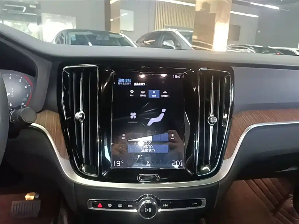 Volvo S60 2022 — фото 13