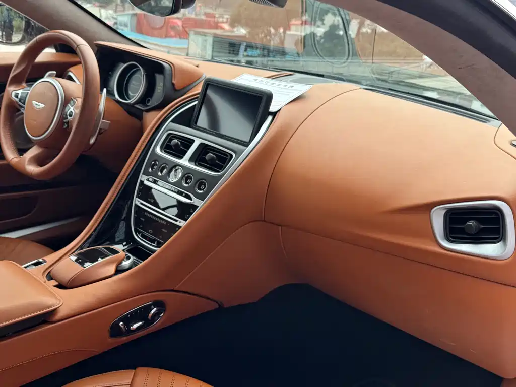 Aston Martin DB11 2019 — фото 11