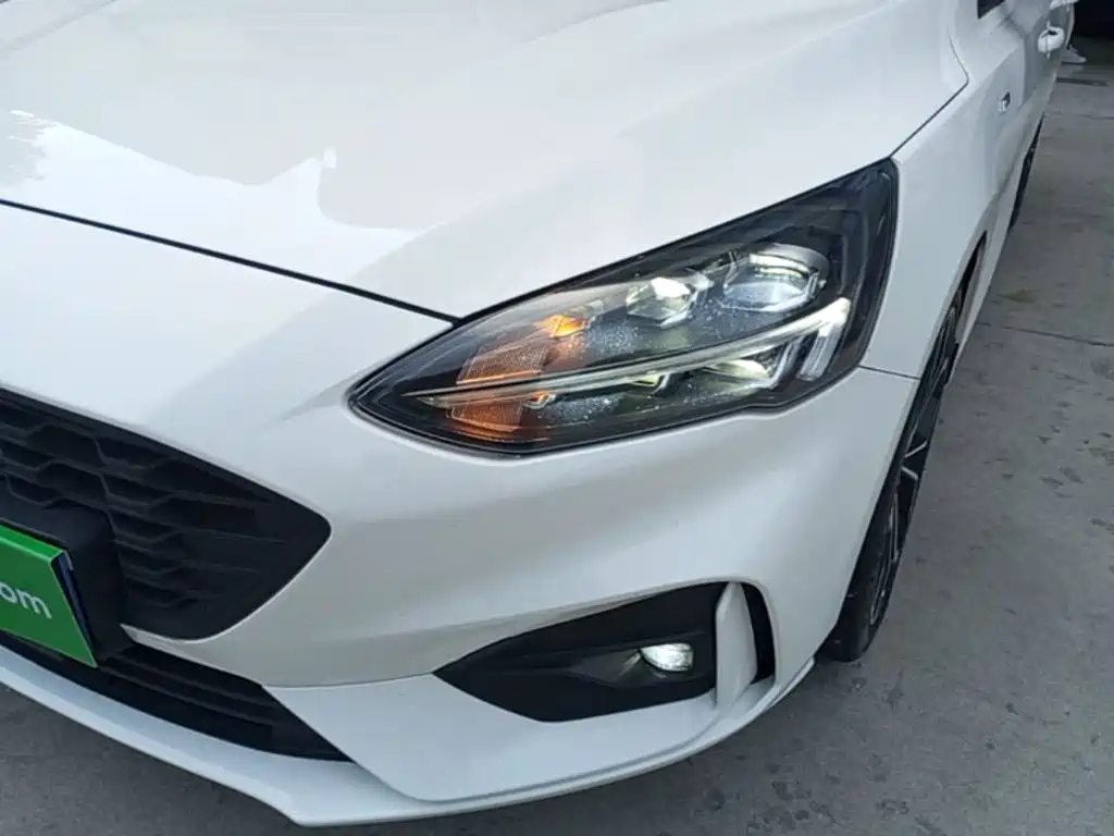 Ford Focus 2019 — фото 24
