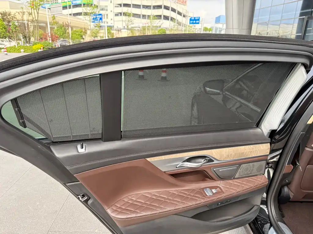 BMW 7 Series 2021 — фото 11