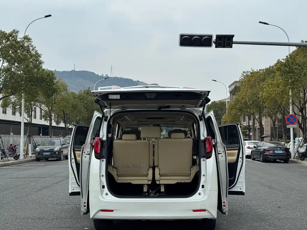 Toyota Alphard 2017 — фото 20
