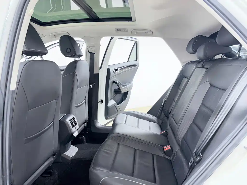 Volkswagen T-Roc 2023 — фото 8