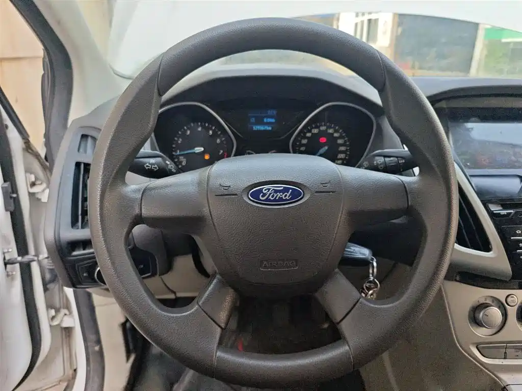 Ford Focus 2015 — фото 11
