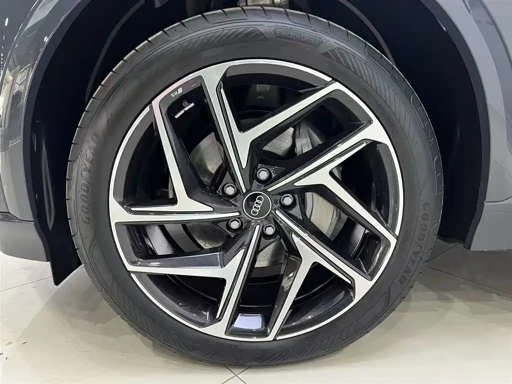 Audi Q6L e-tron 2025 — фото 18