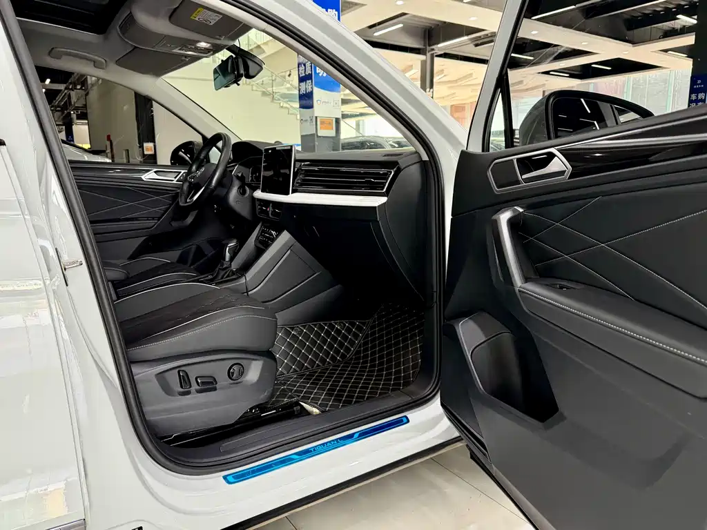 Volkswagen Tiguan L 2023 — фото 9