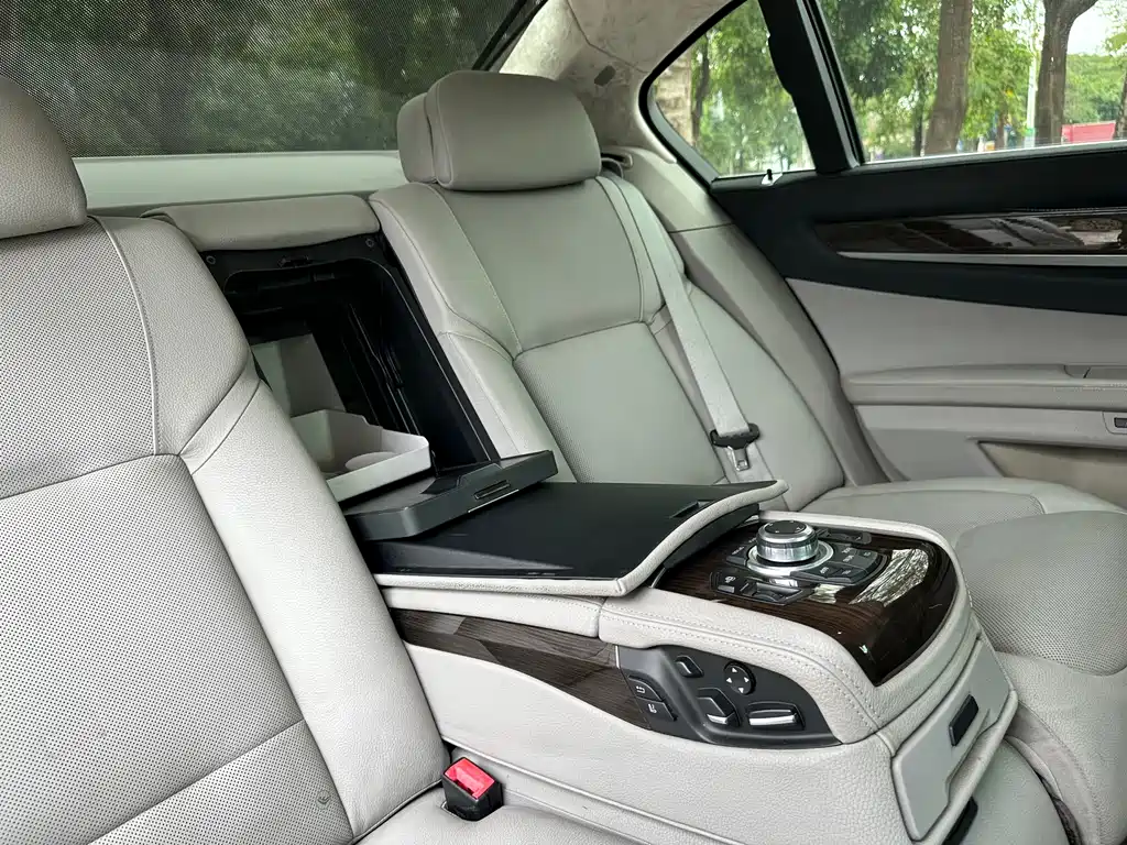 BMW 7 Series 2010 — фото 21