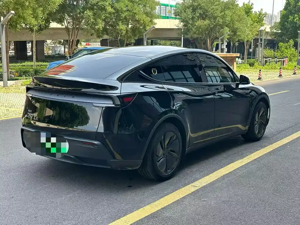 Tesla Model Y 2025