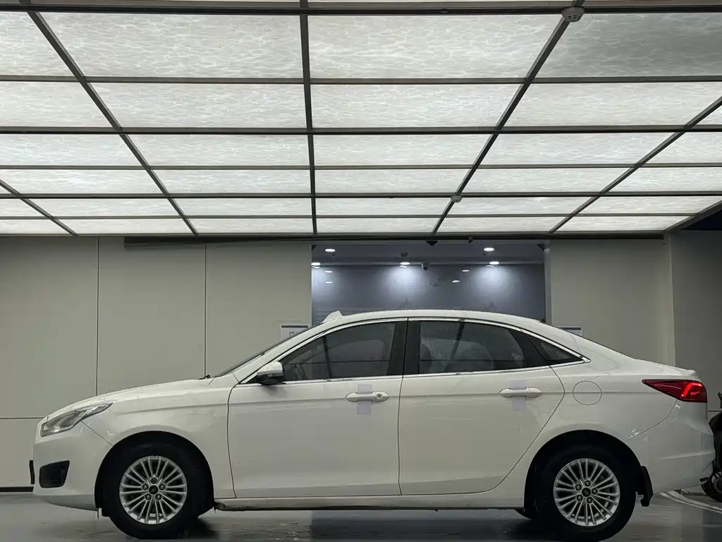 Ford Escort 2015 — фото 14