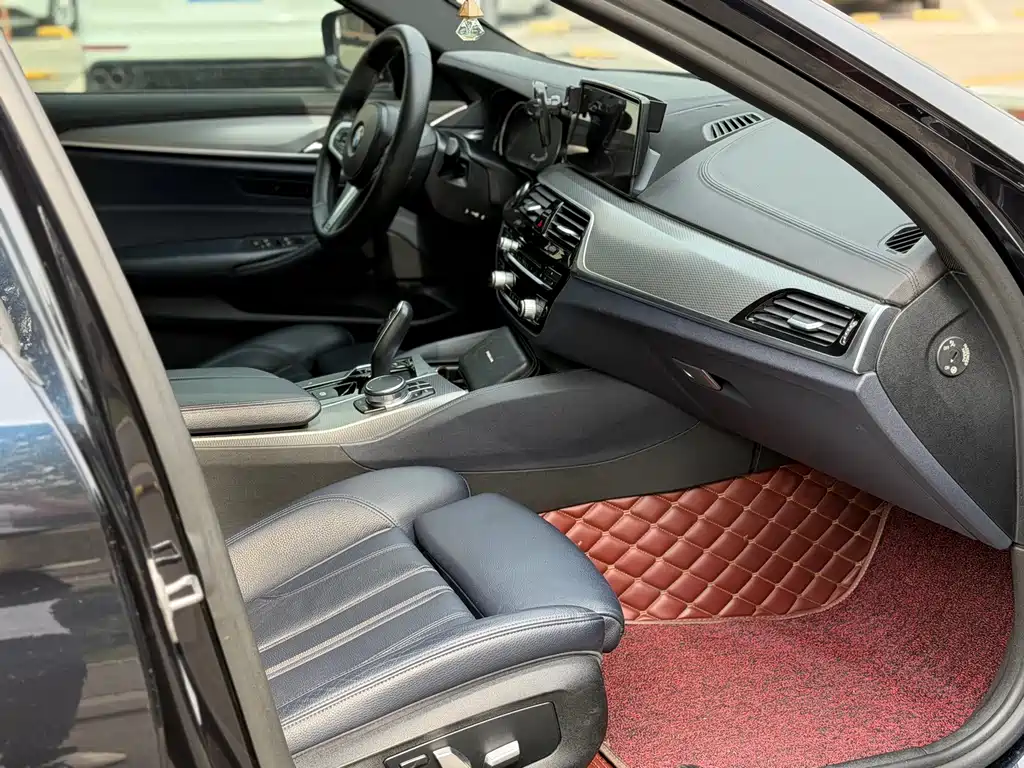 BMW 5 Series 2018 — фото 10