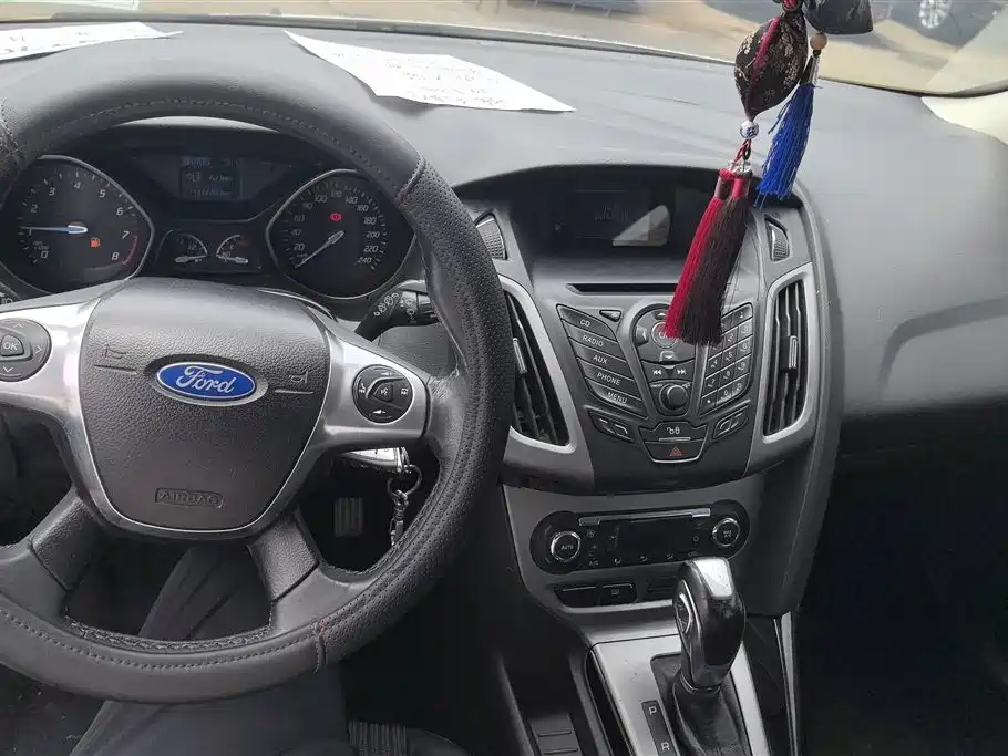 Ford Focus 2014 — фото 12