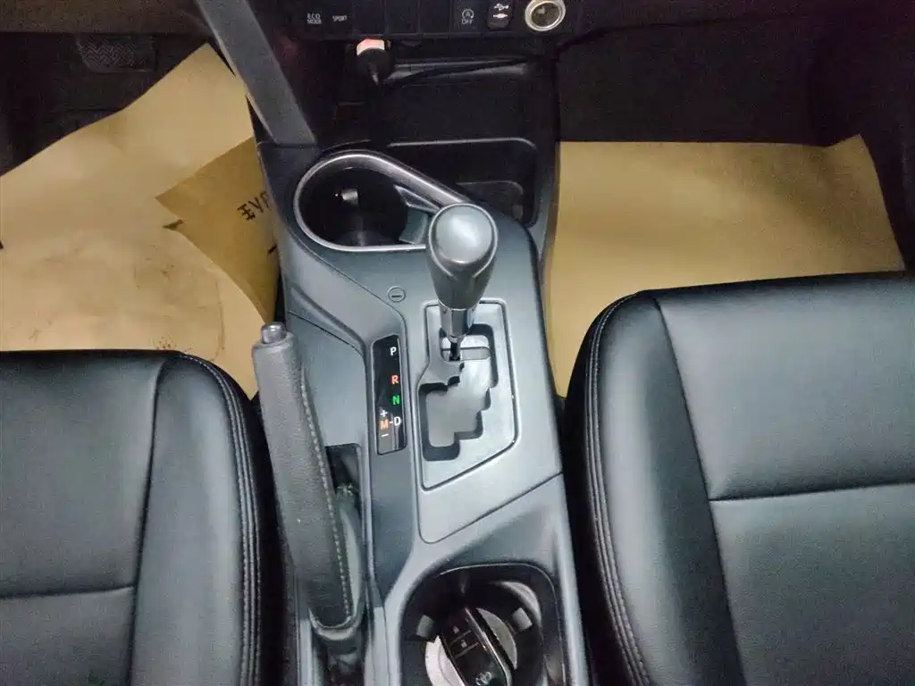Toyota RAV4 2017 — фото 14