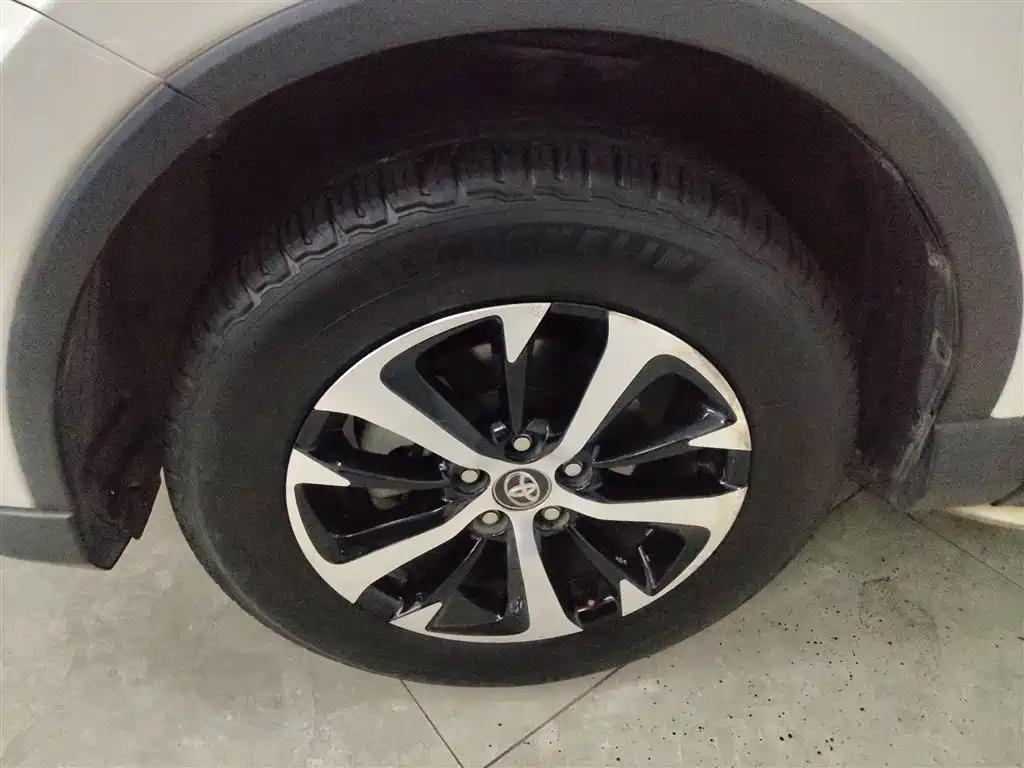 Toyota RAV4 2017 — фото 23