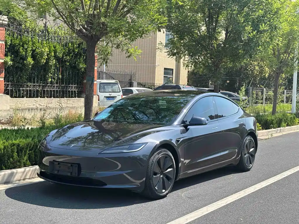 Tesla Model 3 2024