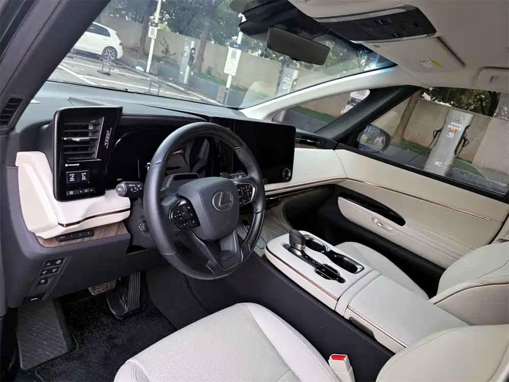 Lexus LM 2025