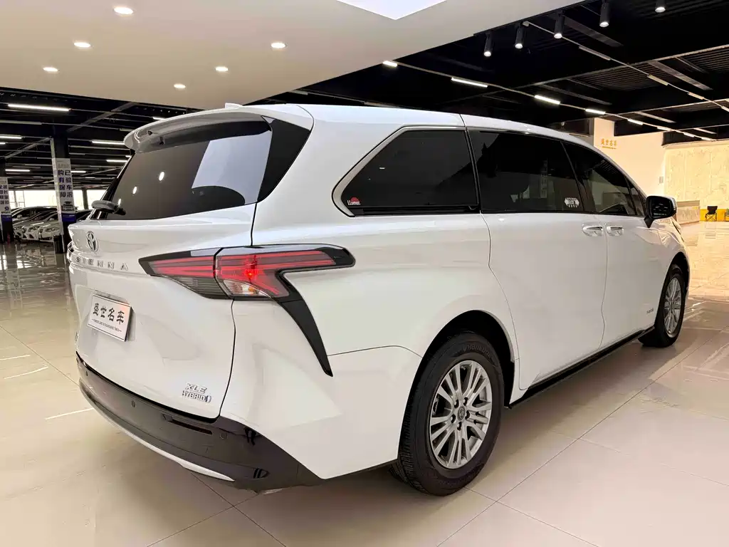 Toyota Sienna 2023 — фото 14