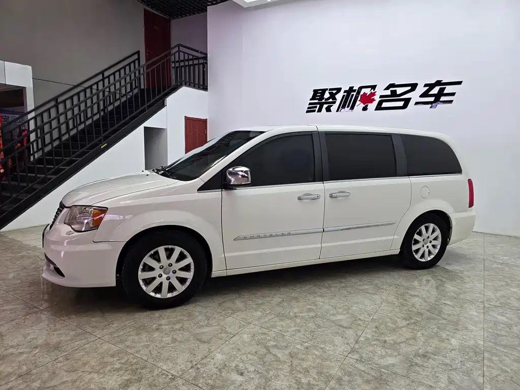 Chrysler Grand Voyager 2013 — фото 2