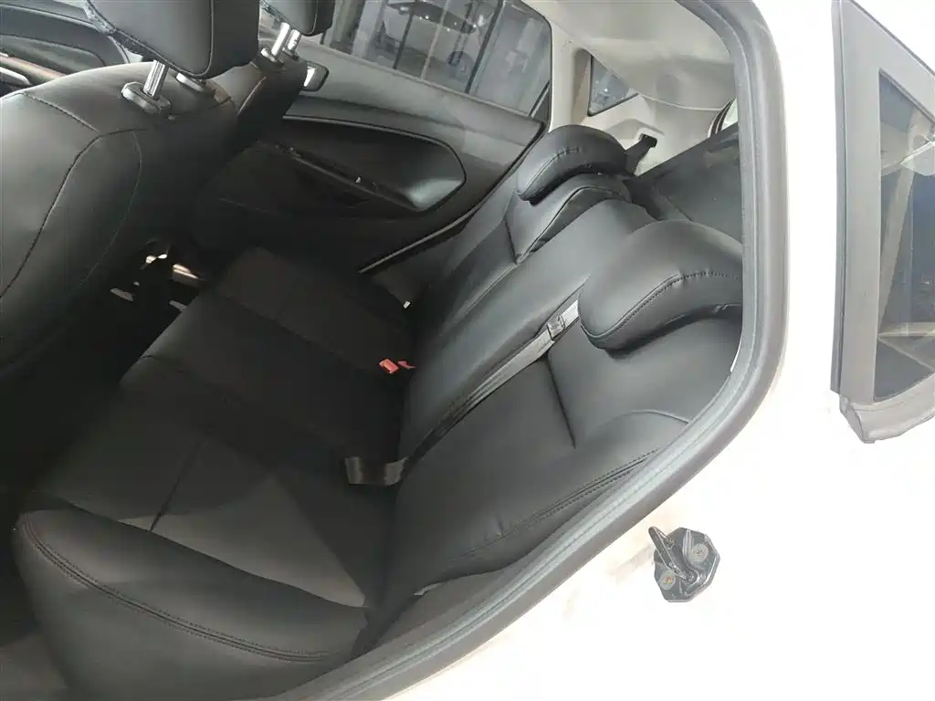 Ford Fiesta 2015 — фото 17